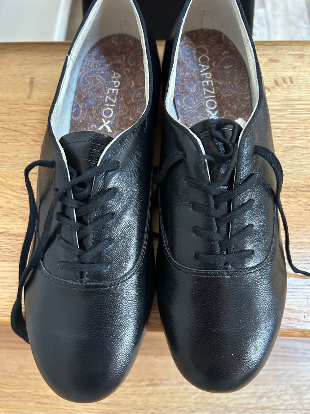 K360 Capezio Black Leather Lace-Up Oxfords